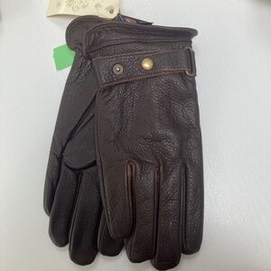 Beautiful brown gloves. They are lined to keep your hands warm. Brand new